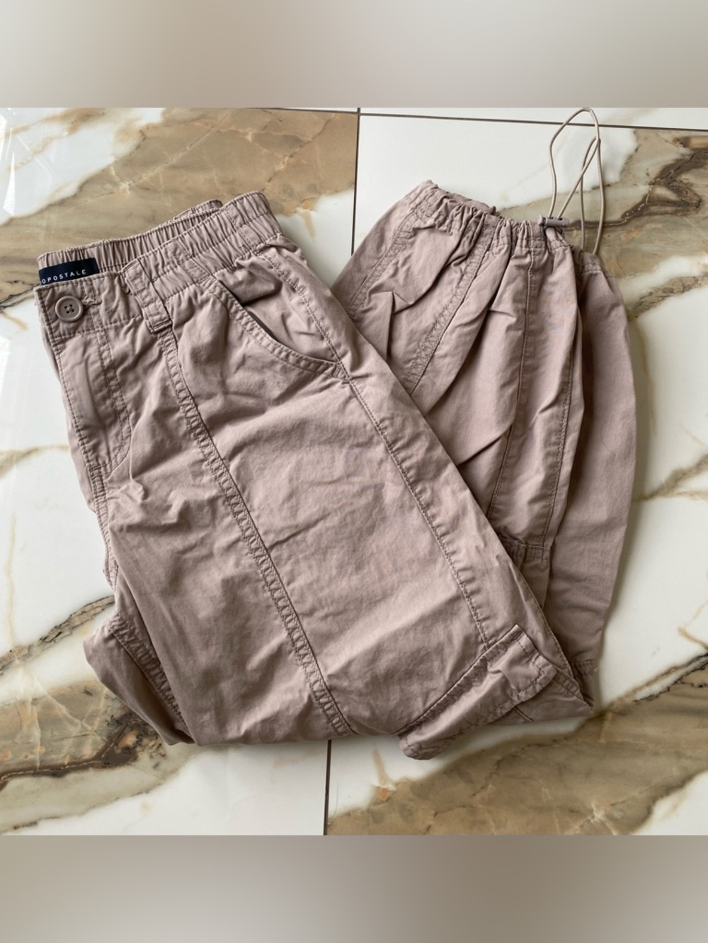 Aeropostale Utility Cargo Capris With Drawstring ankles in Taupe/Mauve (Size XS)